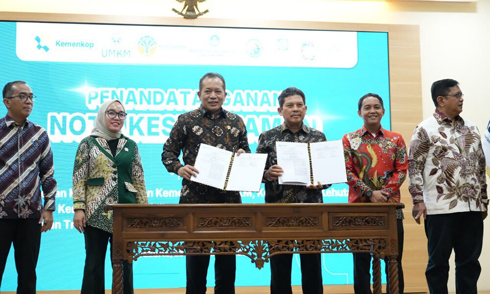 BPJS Kesehatan dan Kementerian Koperasi Perkuat Sinergi Perluas Program JKN di Sektor Koperasi Direktur Utama BPJS Kesehatan Ghufron Mukti bersama Menteri Koperasi Republik Indonesia Ferry Juliantono saat penandatanganan Nota Kesepahaman Penyelenggaraan Program JKN di bidang koperasi, Selasa (23/12).
