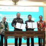 Tak Perlu Khawatir Saat Libur Nataru, Peserta JKN Tetap Dilayani di Seluruh Indonesia Direktur Utama BPJS Kesehatan Ghufron Mukti bersama Menteri Koperasi Republik Indonesia Ferry Juliantono saat penandatanganan Nota Kesepahaman Penyelenggaraan Program JKN di bidang koperasi, Selasa (23/12).