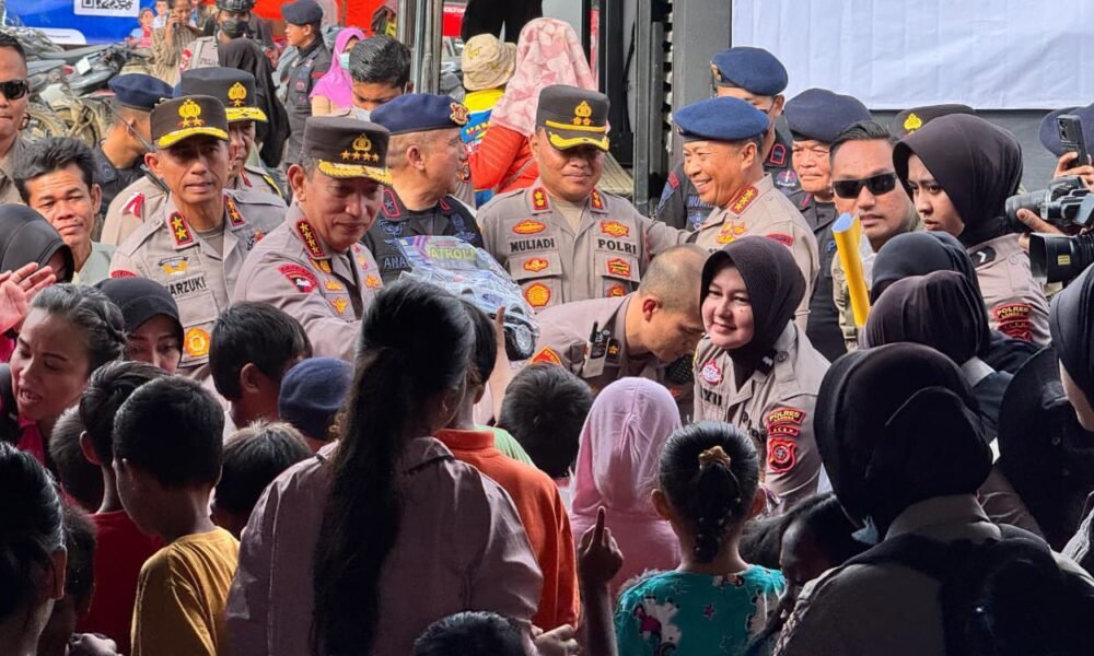 Kapolri Tinjau Pembersihan Sekolah dan Masjid Terdampak Bencana di Aceh Tamiang Kapolri Jenderal Listyo Sigit Prabowo memantau langsung pembersihan SDN 01 Karangbaru dan Masjid Syuhada bersama personel Polri dan warga di Aceh Tamiang, Kamis (11/12/2025).