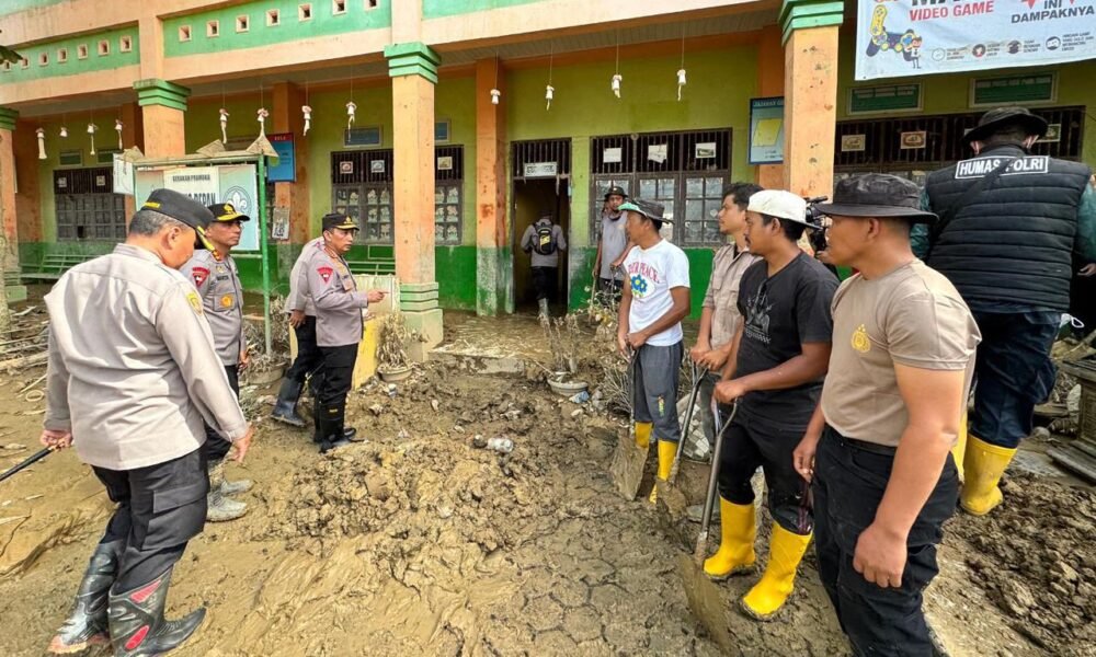 Kapolri Jenderal Listyo Sigit Prabowo meninjau langsung posko pengungsian di Jembatan Kuala Simpang, Aceh Tamiang, sekaligus menyalurkan bantuan untuk korban bencana, Kamis (11/12/2025).