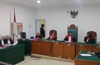 Situasi ruang sidang PN Palembang saat JPU membacakan tuntutan pidana mati terhadap dua terdakwa kasus narkoba jaringan besar, Basri dan Eko Suseno, Kamis (11/12/2025).