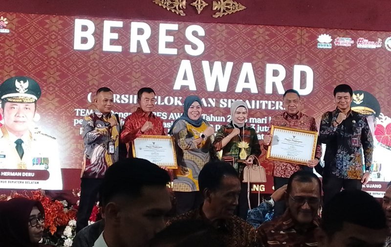 Sekda Sumsel Hadiri Penganugerahan BERES Award 2025, Dorong Akselerasi Program 3 Juta Rumah Sekda Sumsel H. Edward Candra menghadiri penganugerahan BERES Award 2025 di Hotel Swarna Dwipa, Selasa (9/12/2025).