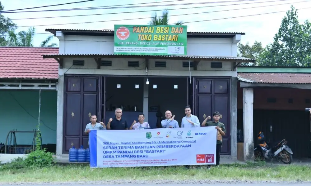 Perwakilan SKK Migas – Repsol Sakakemang B.V. menyerahkan bantuan panel surya dan perangkat pendukung kepada pihak SDN Simpang Bondon di Desa Tampang Baru, Selasa (2/12/2025).