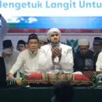 BWSS Tegaskan Sungai Musi Aman, Status Siaga Satu di Palembang Tidak Benar Habib Syech bin Abdul Qodir Assegaf memimpin lantunan sholawat yang menggema di langit Jakabaring.