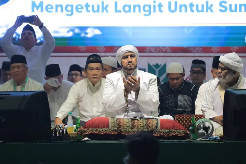 Palembang Bersholawat! Ribuan Umat Padati Tugu Parameswara Bersama Habib Syech Habib Syech bin Abdul Qodir Assegaf memimpin lantunan sholawat yang menggema di langit Jakabaring.