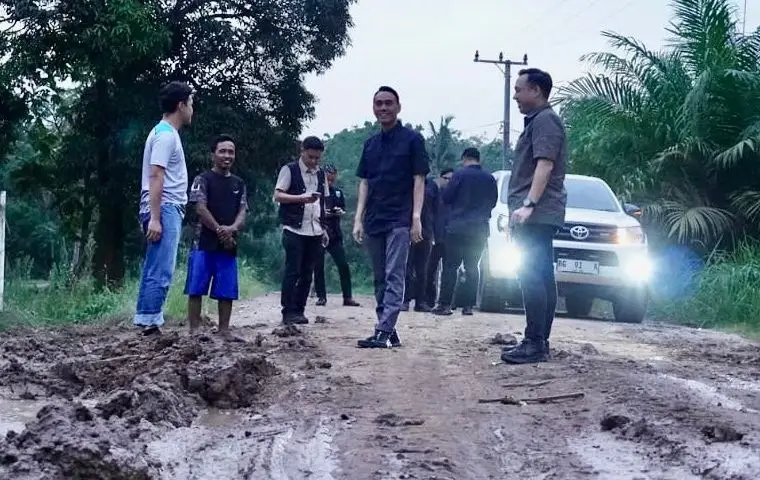 Jalan Poros Cengal–Sungai Menang Rusak Parah, Bupati OKI Minta Akses Jalan Perusahaan Dibuka Sementara Bupati OKI H. Muchendi meninjau langsung kondisi jalan poros Cengal–Sungai Menang yang rusak parah di Dusun Rimba Naning, Desa Sido Mulyo, Kecamatan Sungai Menang, Jumat (12/12/2025).