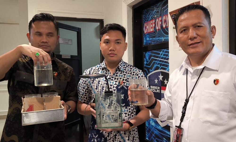 Judi Adu Ikan Cupang via TikTok, Pasutri Asal Prabumulih Diamankan Polda Sumsel Petugas Subdit Siber Ditreskrimsus Polda Sumsel mengamankan barang bukti berupa akuarium, wadah ikan cupang, serta akun TikTok milik pasutri asal Prabumulih yang diduga menggelar judi adu ikan cupang melalui siaran langsung di media sosial.