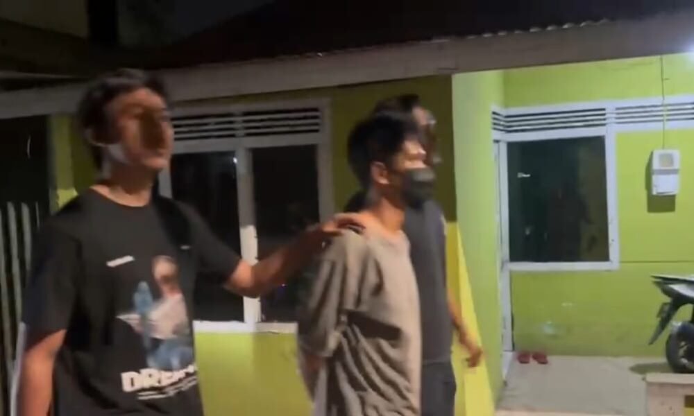 Pelaku Utama Penusukan Sopir Truk di Simpang Macan Lindungan Ditangkap Pelaku utama penusukan sopir truk di Simpang Macan Lindungan, Dedek, berhasil diamankan tim gabungan Subdit Jatanras Polda Sumsel, Satreskrim Polrestabes Palembang, dan Unit Reskrim Polsek IB II.