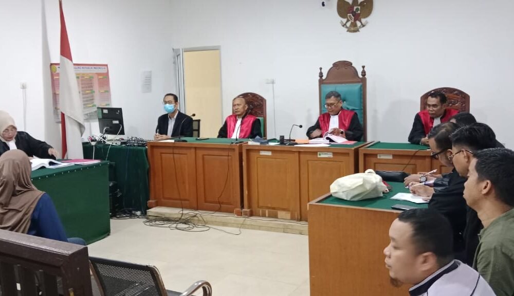 Mirna, pemilik ruko di Bukit Baru Palembang, memberikan keterangan sebagai saksi dalam sidang perkara jutaan batang rokok ilegal di PN Palembang, Senin (15/12/2025).