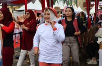 Suasana semarak DWP Fest dalam rangka peringatan HUT ke-26 Dharma Wanita Persatuan (DWP) Provinsi Sumatera Selatan yang digelar di halaman Kantor DPRD Provinsi Sumsel, Selasa (16/12/2025).
