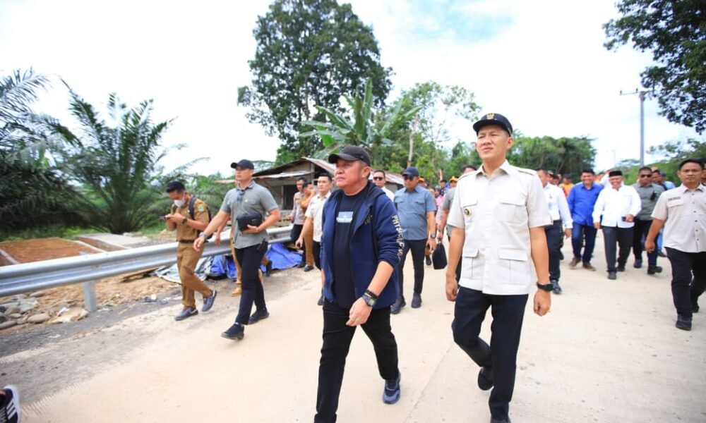 Gubernur Sumsel Herman Deru Resmikan Jembatan Tumpang Sari di PALI, Perkuat Akses Pelayanan Dasar Gubernur Sumatera Selatan Dr. H. Herman Deru bersama Bupati PALI Asgianto, ST, meresmikan Jembatan Tumpang Sari di Kecamatan Talang Ubi, Kabupaten PALI, Selasa (16/12/2025).