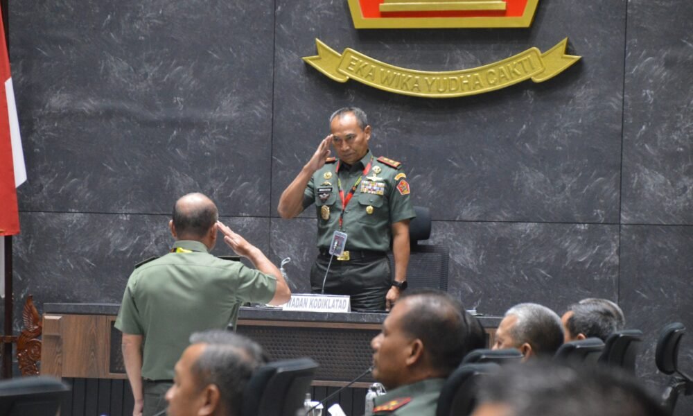 Danrindam II/Sriwijaya Brigjen TNI Lalu Habibburahim Wiradarma, S.I.P., M.Si., M.Han., menghadiri Sidang Dewan Kurikulum Angkatan Darat (Wankurad) TA 2025 yang dipimpin Wadan Kodiklatad Mayjen TNI Windiyatno di Gedung Ganesha Kodiklatad, Bandung, Senin (15/12/2025)