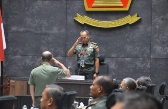 Danrindam II/Sriwijaya Brigjen TNI Lalu Habibburahim Wiradarma, S.I.P., M.Si., M.Han., menghadiri Sidang Dewan Kurikulum Angkatan Darat (Wankurad) TA 2025 yang dipimpin Wadan Kodiklatad Mayjen TNI Windiyatno di Gedung Ganesha Kodiklatad, Bandung, Senin (15/12/2025)
