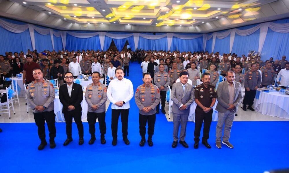Polri–Kejaksaan Perkuat Sinergi, KUHP dan KUHAP Baru Diharapkan Hadirkan Kepastian Hukum Kapolri Jenderal Listyo Sigit Prabowo bersama jajaran Polri dan Kejaksaan RI saat penandatanganan Nota Kesepahaman (MoU) dan Perjanjian Kerja Sama (PKS) di Gedung Bareskrim Polri, Jakarta Selatan, Selasa (16/12/2025).