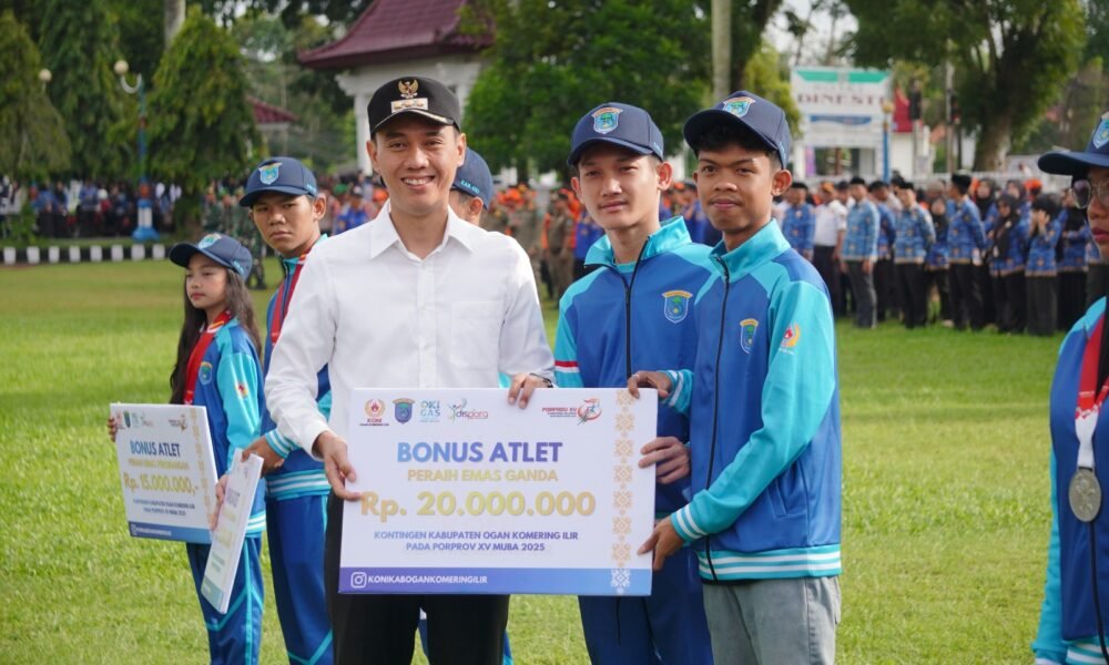 Pemkab OKI Alokasikan Bonus Rp1,1 Miliar untuk Atlet Berprestasi Porprov XV Sumsel 2025 Bupati OKI Muchendi Mahzareki menyerahkan bonus secara simbolis kepada atlet berprestasi Porprov XV Sumsel 2025 di sela Apel Bulanan Gabungan dan Peringatan Hari Bela Negara ke-77, Rabu (17/12).