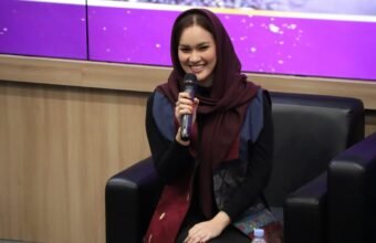 Staf Ahli TP PKK Kota Palembang, Putri Azizah Prima Salam, saat menjadi narasumber dalam kegiatan Penganugerahan Tokoh Ibu Inspiratif yang digelar KOPRI PMII Palembang di Kampus B UIN Raden Fatah Palembang, Kamis (18/12/2025).