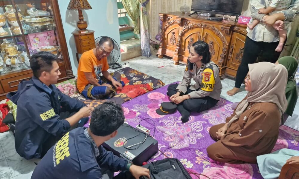 Petugas Polrestabes Palembang mendatangi rumah korban penyiraman air keras di kawasan Seberang Ulu I.