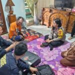 Percayalah, Ngobrol Enggak Penting, Itu Penting Petugas Polrestabes Palembang mendatangi rumah korban penyiraman air keras di kawasan Seberang Ulu I.
