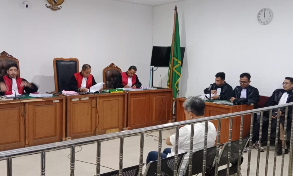 JPU Tuntut Aprizal 1 Tahun 8 Bulan Penjara dalam Kasus Korupsi Pengadaan APAR di Empat Lawang Terdakwa Aprizal didampingi kuasa hukumnya saat mengikuti sidang pembacaan tuntutan oleh Jaksa Penuntut Umum di Pengadilan Negeri Tipikor Palembang, Kamis (18/12/2025).