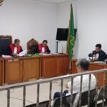 Percayalah, Ngobrol Enggak Penting, Itu Penting Terdakwa Aprizal didampingi kuasa hukumnya saat mengikuti sidang pembacaan tuntutan oleh Jaksa Penuntut Umum di Pengadilan Negeri Tipikor Palembang, Kamis (18/12/2025).