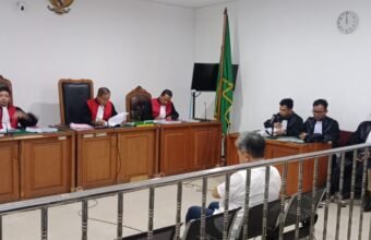 Terdakwa Aprizal didampingi kuasa hukumnya saat mengikuti sidang pembacaan tuntutan oleh Jaksa Penuntut Umum di Pengadilan Negeri Tipikor Palembang, Kamis (18/12/2025).