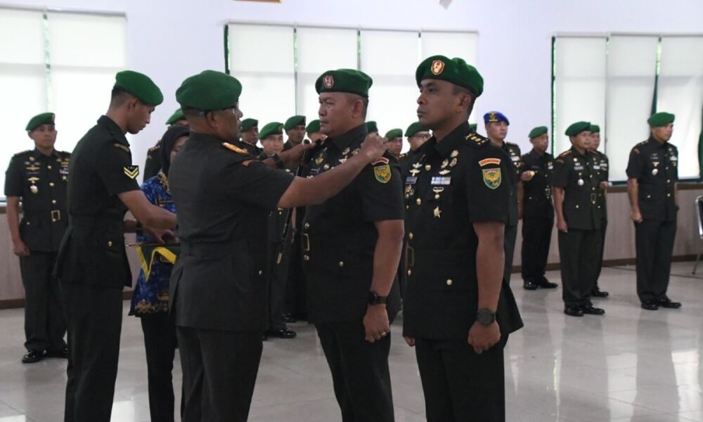 Danrem 044/Gapo Pimpin Sertijab Dandim 0406/Lubuk Linggau Danrem 044/Gapo Brigjen TNI Adri Koesdyanto memimpin upacara Serah Terima Jabatan Komandan Kodim 0406/Lubuk Linggau dari Letkol Inf Arie Prasatyo Widyo Broto kepada Letkol Inf Danny Steven Surbakti di Aula Makorem 044/Gapo, Palembang, Kamis (18/12/2025).