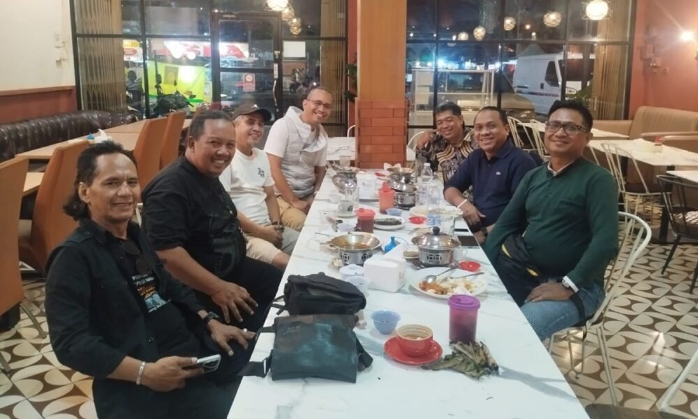 Dongeng Pala dan Cengkeh Warnai FDII Main Riang Roadshow 2025 di Palembang Pendongeng membawakan kisah pala, cengkeh, dan lada Nusantara dalam FDII Main Riang Roadshow 2025 yang diikuti ratusan anak di Palembang.