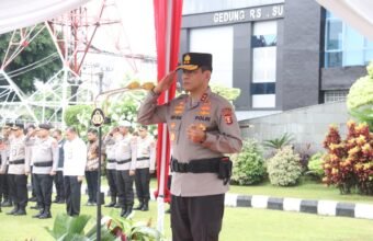 Kapolda Sumsel Irjen Pol Andi Rian R. Djajadi, S.I.K., M.H. memimpin Upacara Peringatan Hari Bela Negara ke-77 Tahun 2025 di Mapolda Sumsel, Jumat (19/12/2025).