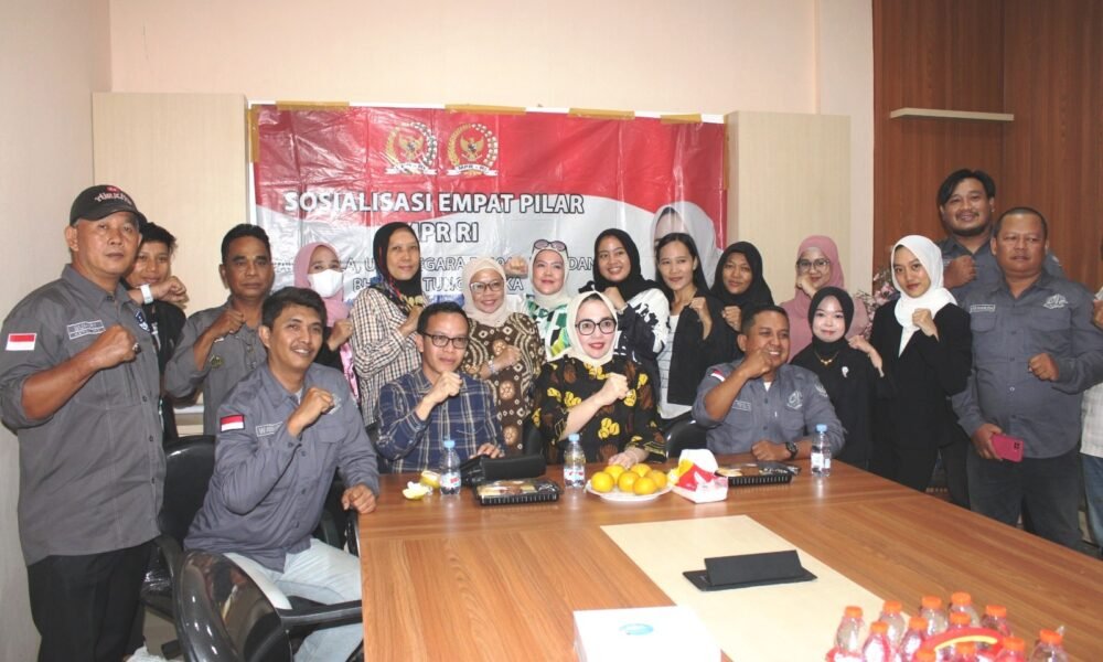 Eva Susanti Perkuat Sinergi dengan PJS Sumsel Lewat Silaturahmi di Palembang Anggota DPD RI sekaligus MPR RI, Hj Eva Susanti SE MM, berfoto bersama Ketua DPD PJS Sumsel Edi Triono, ST dan jajaran pengurus PJS Sumatera Selatan usai silaturahmi yang berlangsung hangat di Kantor Detiksumsel, Jalan Arivai, Kota Palembang, Jumat (20/12/2025).