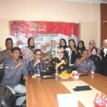 Dongeng Pala dan Cengkeh Warnai FDII Main Riang Roadshow 2025 di Palembang Anggota DPD RI sekaligus MPR RI, Hj Eva Susanti SE MM, berfoto bersama Ketua DPD PJS Sumsel Edi Triono, ST dan jajaran pengurus PJS Sumatera Selatan usai silaturahmi yang berlangsung hangat di Kantor Detiksumsel, Jalan Arivai, Kota Palembang, Jumat (20/12/2025).