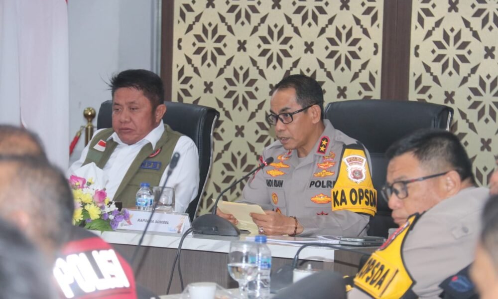 Polda Sumsel Siapkan 2.865 Personel Ops Lilin Musi 2025 Kapolda Sumsel Irjen Pol Andi Rian R Djajadi memimpin Rapat Koordinasi Lintas Sektoral Operasi Lilin Musi 2025 di Griya Agung Palembang, Jumat (19/12/2025), guna memastikan kesiapan pengamanan Natal 2025 dan Tahun Baru 2026 di wilayah Sumatera Selatan.
