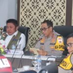 Kapolda Sumsel Irjen Pol Andi Rian R Djajadi memimpin Rapat Koordinasi Lintas Sektoral Operasi Lilin Musi 2025 di Griya Agung Palembang, Jumat (19/12/2025), guna memastikan kesiapan pengamanan Natal 2025 dan Tahun Baru 2026 di wilayah Sumatera Selatan.