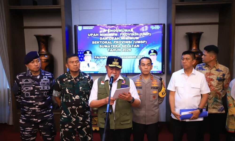 Gubernur Herman Deru Umumkan UMP Sumsel 2026 Naik 7,10 Persen Jadi Rp 3.942.963 Gubernur Sumatera Selatan H. Herman Deru saat mengumumkan Upah Minimum Provinsi (UMP) Sumsel Tahun 2026 sebesar Rp 3.942.963 dalam kegiatan di Griya Agung Palembang, Jumat (19/12/2025).