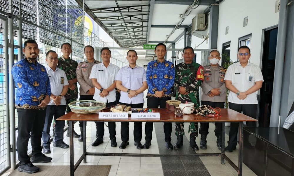 Antisipasi Gangguan Keamanan, Rutan Kelas I Palembang Lakukan Razia Gabungan Petugas mengamankan barang-barang terlarang hasil Razia Gabungan yang digelar Rutan Kelas I Palembang sebagai bentuk komitmen menjaga integritas pemasyarakatan.