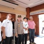 Sekda Palembang Tinjau Langsung Posko Nataru, 300 Personel Gabungan Dikerahkan Wali Kota Palembang Ratu Dewa bersama Forkopimda meninjau pelaksanaan misa malam Natal 2025 di Gereja HKBP dan Gereja Hati Kudus Palembang, Rabu (24/12/2025).