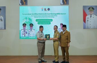 Walikota Palembang Ratu Dewa didampingi Wakil Walikota Prima Salam menerima 30 Sertifikat Elektronik Aset Barang Milik Daerah dari Kepala Kantor Pertanahan (BPN) Kota Palembang Zamili, A.Ptnh., S.H., M.H., di Rumah Dinas Walikota Palembang, Senin (29/12).