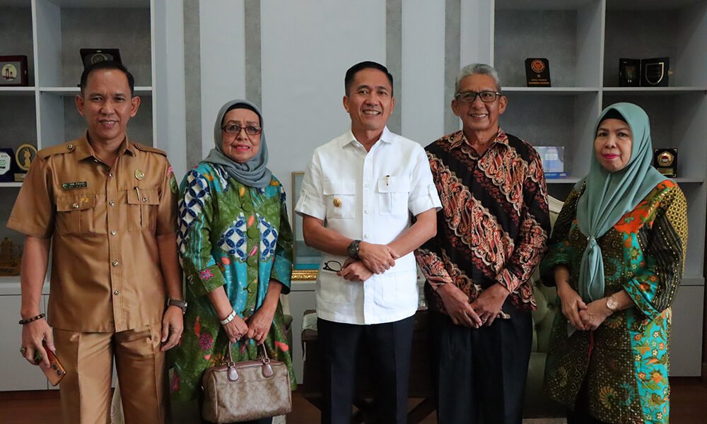 Di Tengah Kesibukan, Ratu Dewa Tetap Buka Ruang Silaturahmi dengan Berbagai Pihak Di tengah agenda padat, Walikota Palembang Ratu Dewa tetap meluangkan waktu menerima silaturahmi dari berbagai pihak di Rumah Dinas Walikota Palembang.