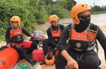 Tim SAR gabungan melakukan pencarian korban hilang tenggelam di Sungai Siguci, OKU Timur, usai perahu getek mati mesin dan terbalik.