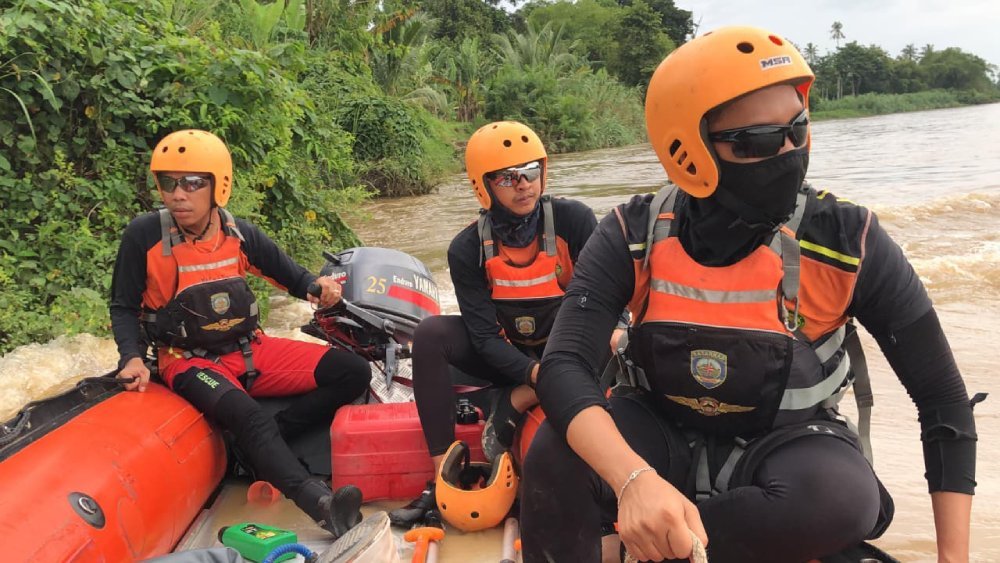 Nahas di Sungai Siguci OKU Timur, Perahu Getek Mati Mesin, 3 Penumpang Jatuh, 1 Belum Ditemukan Tim SAR gabungan melakukan pencarian korban hilang tenggelam di Sungai Siguci, OKU Timur, usai perahu getek mati mesin dan terbalik.