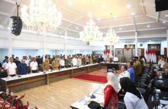 Gubernur Sumatera Selatan Herman Deru memimpin Rakor kesiapan pemberlakuan angkutan batubara wajib menggunakan jalan khusus bersama Forkopimda dan kepala daerah se-Sumsel di Griya Agung, Selasa (30/12/2025).