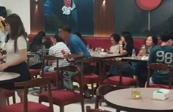Suasana malam di ChiliTom Cafe & Resto, destinasi kuliner baru di Citra Garden Serpong yang menyuguhkan menu western dan Nusantara dengan view persimpangan Dragon Park Pond.