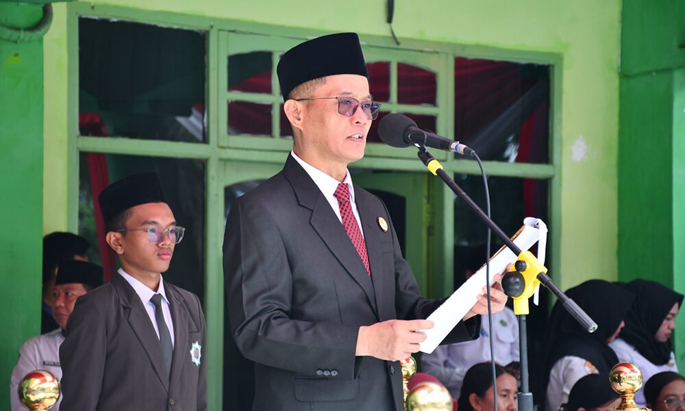 Syafitri Irwan membacakan sambutan Menteri Agama RI Nasaruddin Umar saat Upacara HAB ke-80 Kemenag di MAN 3 Palembang, menekankan pentingnya kerukunan umat dan kedaulatan AI.