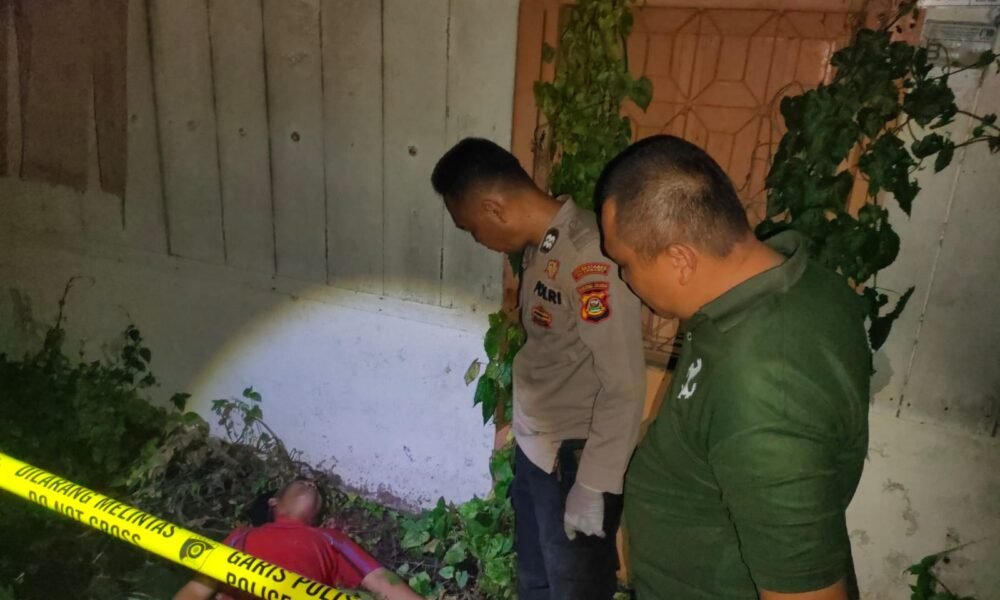 Warga Bukit Lama Palembang Geger, Pria Paruh Baya Ditemukan Meninggal di Rumah Kosong Petugas kepolisian saat melakukan olah tempat kejadian perkara (TKP) di pekarangan rumah kosong di Jalan Putri Rambut Selako, Kelurahan Bukit Lama, Kecamatan Ilir Barat I Palembang, lokasi ditemukannya seorang pria paruh baya dalam kondisi meninggal dunia, Minggu (4/1/2026) malam.