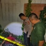 Kapolda Sumsel Pimpin Sertijab Wakapolda dan Sejumlah Pejabat Utama Polda Sumsel Petugas kepolisian saat melakukan olah tempat kejadian perkara (TKP) di pekarangan rumah kosong di Jalan Putri Rambut Selako, Kelurahan Bukit Lama, Kecamatan Ilir Barat I Palembang, lokasi ditemukannya seorang pria paruh baya dalam kondisi meninggal dunia, Minggu (4/1/2026) malam.