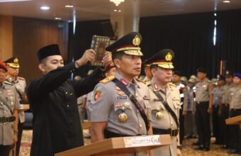 Kapolda Sumsel Irjen Pol Andi Rian R Djajadi SIK MH memimpin upacara Serah Terima Jabatan (Sertijab) Wakapolda Sumsel, Pejabat Utama Polda Sumsel serta Kapolres jajaran, yang digelar di Mapolda Sumsel, Senin (5/1/2026).