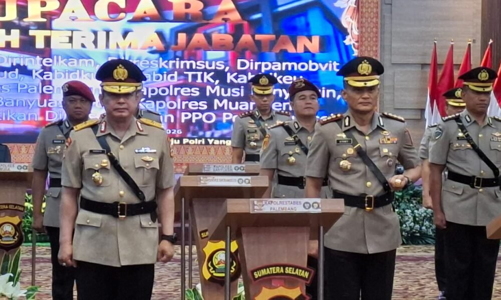 Resmi! Kapolrestabes Palembang Berganti, Kombes Pol Sonny Mahar Budi Gantikan Brigjen Harryo Kapolda Sumsel Irjen Pol Andi Rian Ryacudu Djajadi memimpin langsung serah terima jabatan dari Brigjen Pol Harryo Sugihhartono kepada Kombes Pol Sonny Mahar Budi.