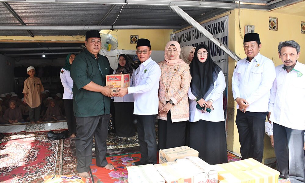 Kemenag Sumsel Gelar Anjangsana ke 9 Panti Asuhan di Palembang, Wujud Kepedulian di HAB ke-80 Kakanwil Kemenag Sumsel Syafitri Irwan didampingi Ketua DWP Emilia Syafitri Irwan menyerahkan bantuan sembako kepada anak-anak Panti Asuhan Anugerah Pelita Indah di Kota Palembang, Senin (05/01/2026).