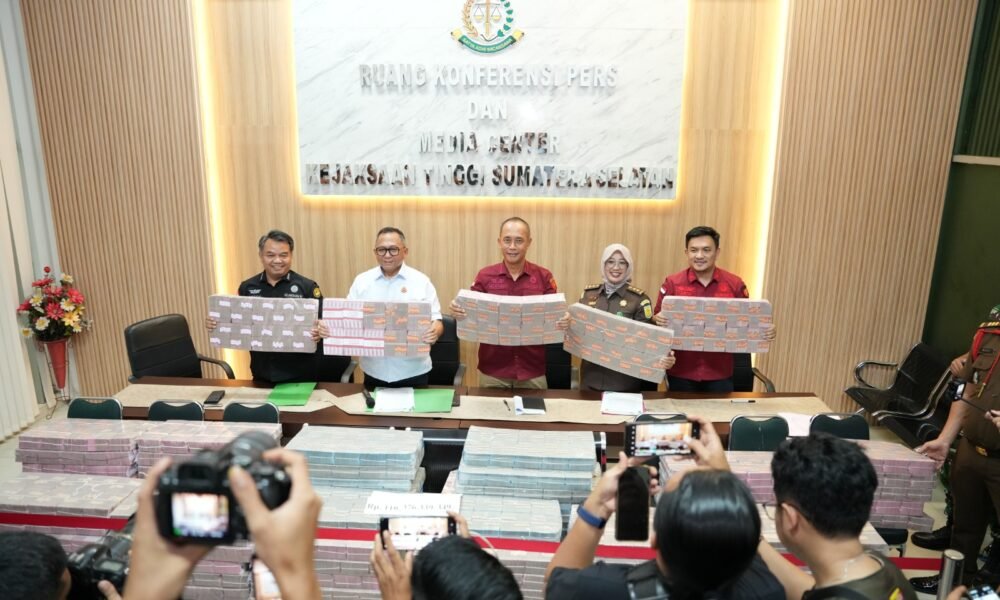 Kejati Sumsel Selamatkan Rp616,5 Miliar dari Perkara Korupsi Kredit Bank Pemerintah Tim Penyidik Bidang Tindak Pidana Khusus Kejaksaan Tinggi Sumatera Selatan menunjukkan barang bukti uang hasil penyitaan dan penitipan pengembalian kerugian keuangan negara dalam perkara dugaan tindak pidana korupsi pemberian fasilitas kredit bank pemerintah kepada PT BSS dan PT SAL, dengan total nilai mencapai Rp616,5 miliar.