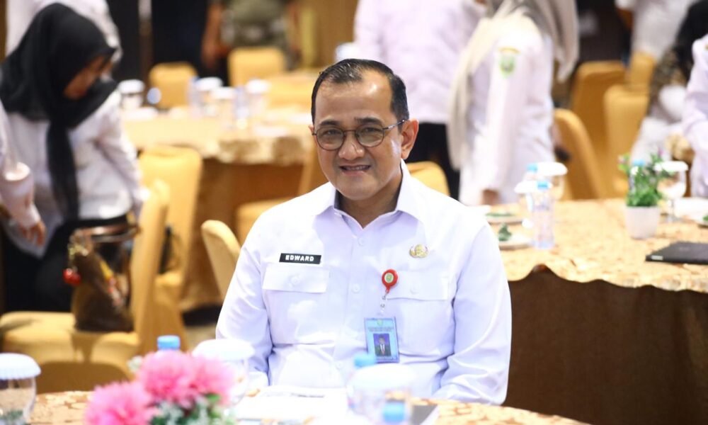 Sekda Provinsi Sumsel H. Edward Candra saat membuka Rapat Teknis Koordinasi dan Sinkronisasi Program Kegiatan Tahun Anggaran 2027 bidang sumber daya air di Ruang Rapat Musi, Dinas PSDA Sumsel.