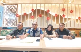 Direktur Jagok Law Office (JLO) Sumsel Prengky Adiatmo, SH, bersama tim kuasa hukum dan pelapor Epen Dalilah saat memberikan keterangan kepada awak media terkait perkembangan kasus dugaan Haji Furoda bodong PT SAJ.
